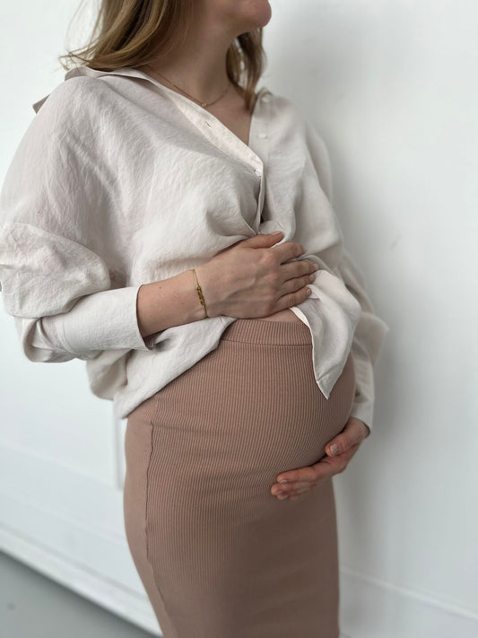 Werdende Mama trägt Armband aus Mama Collection zur Stärkung der Verbindung zu ihrem Baby