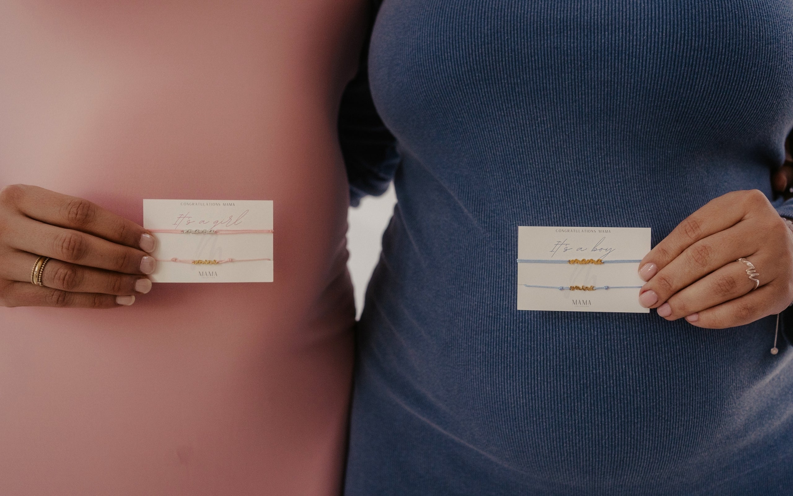 Nahaufnahme von „Mama Collection“ Schmuck mit zarten „It’s a girl“- und „It’s a boy“-Armbändern – perfekt für Schwangerschaftsankündigungen, Gender-Reveals und bedeutungsvolle Geschenke für Mütter.
